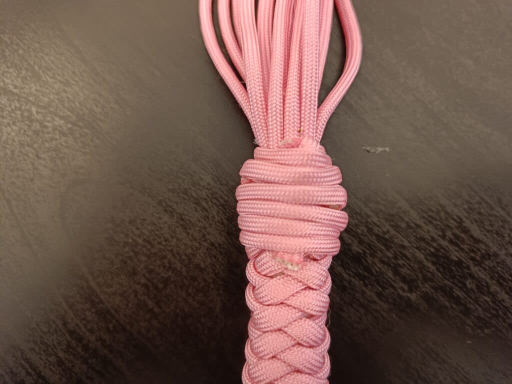 How to make a paracord flogger - Paracord guild
