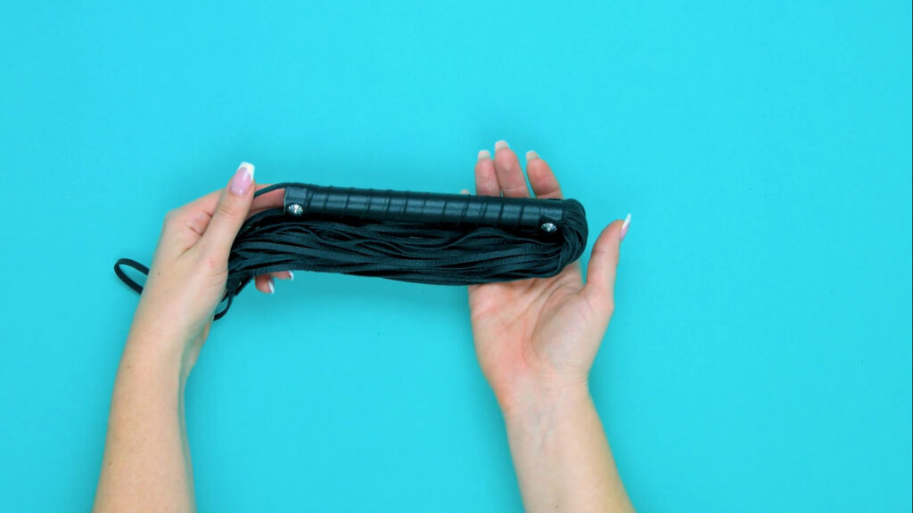 DOMINIX Deluxe Leather Flogger Review [Tried & Tested]