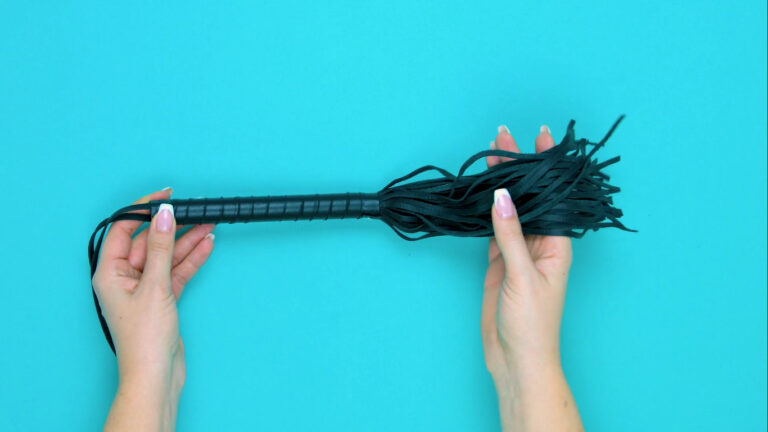 DOMINIX Deluxe Leather Flogger Review