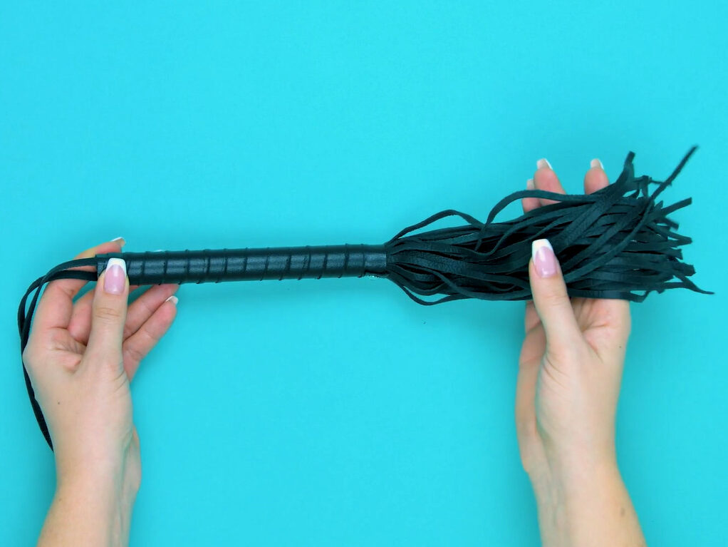 DOMINIX Deluxe Leather Flogger