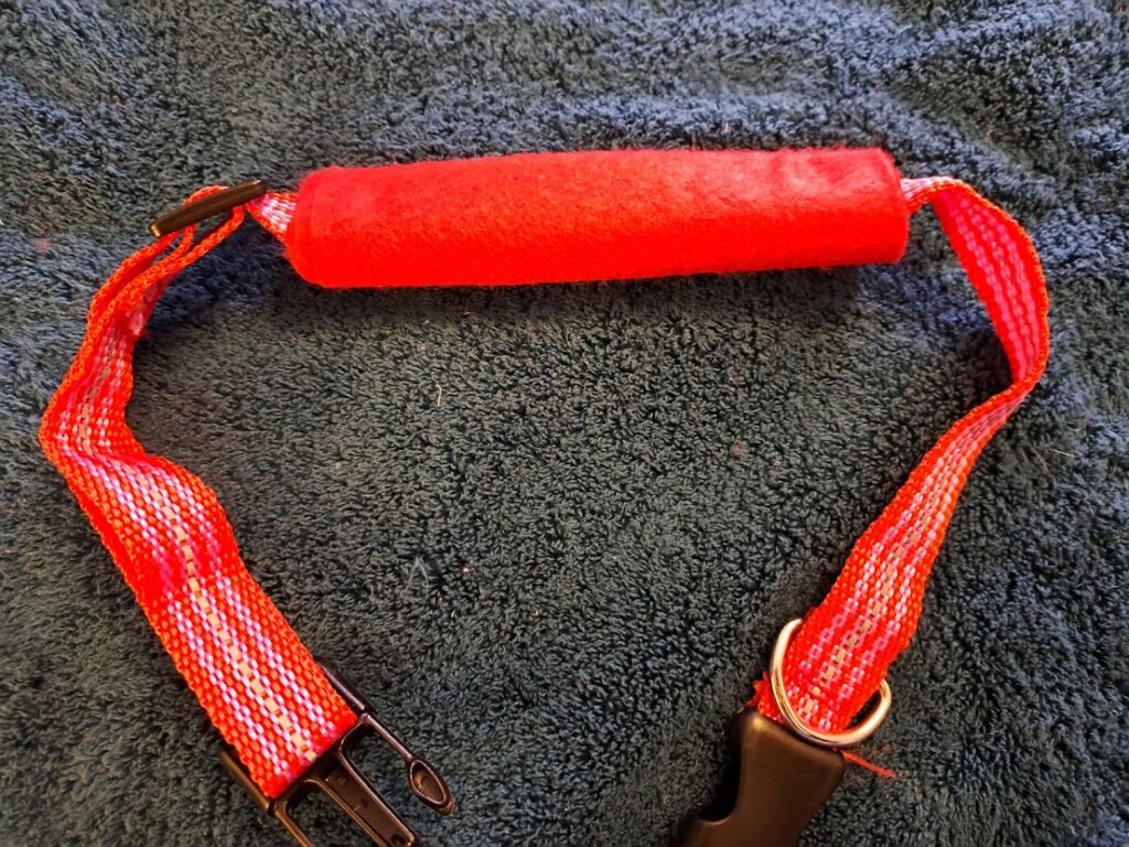 Wrap the fabric around the center of the dog collar to create a comfortable bit