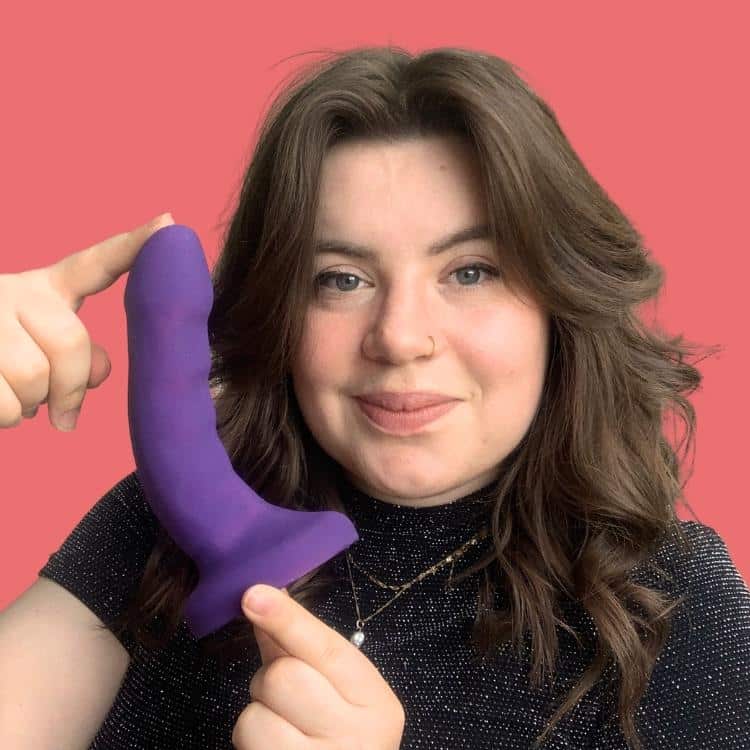 Tantus Curve's curvy design will stimulate the clitoris internally. This can lead a clitoral orgasm and a g-spot orgasm.
