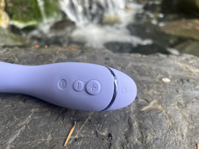 Use the Womanizer OG Alone or With a Partner! 