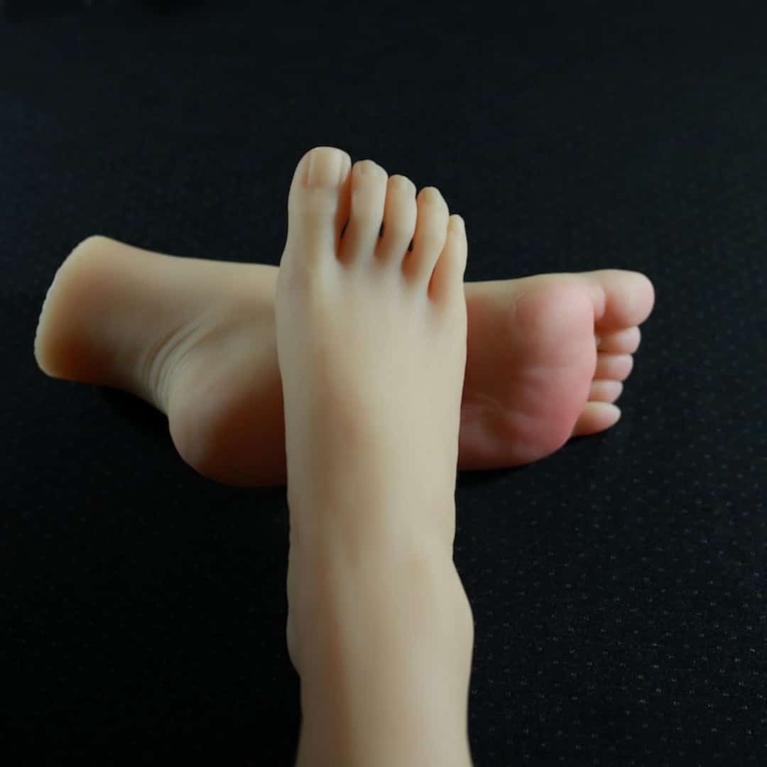 Olivia's Feet Size EU 36. Slide 2