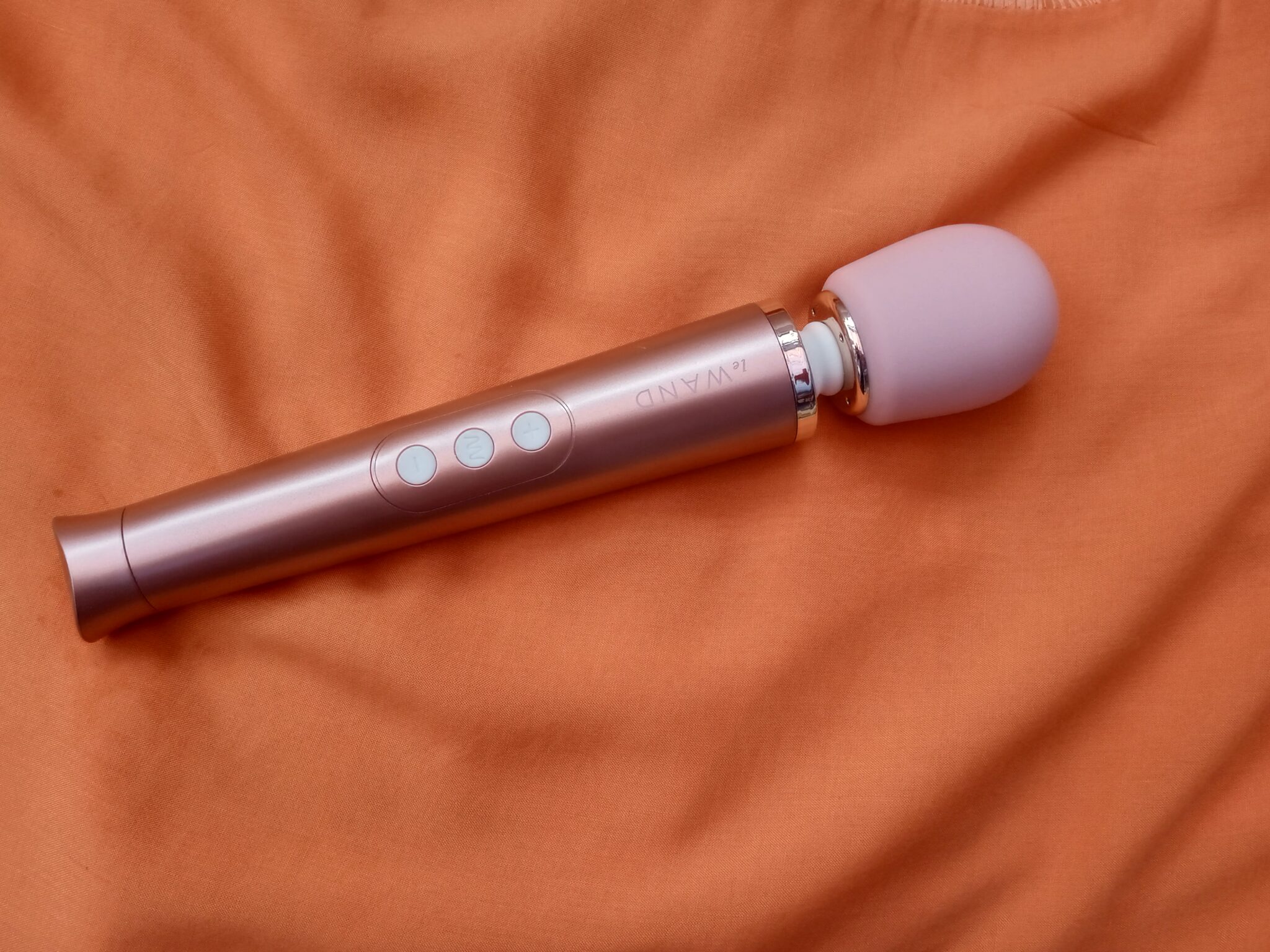 Le Wand Petite Rechargeable Wand Massager  . Slide 4