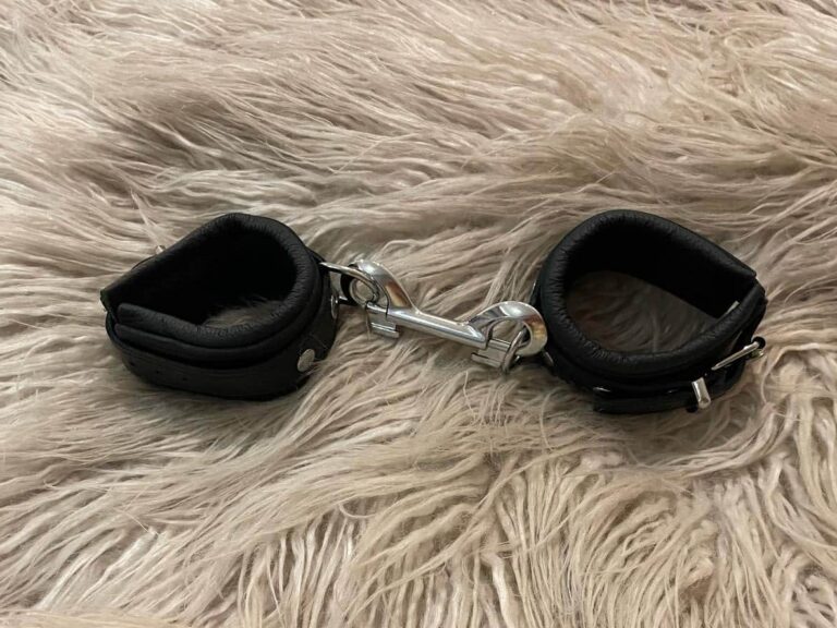 DOMINIX Deluxe Leather Wrist Cuffs - 