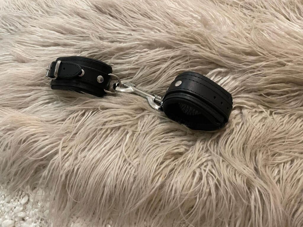 DOMINIX Deluxe Leather Wrist Cuffs - 