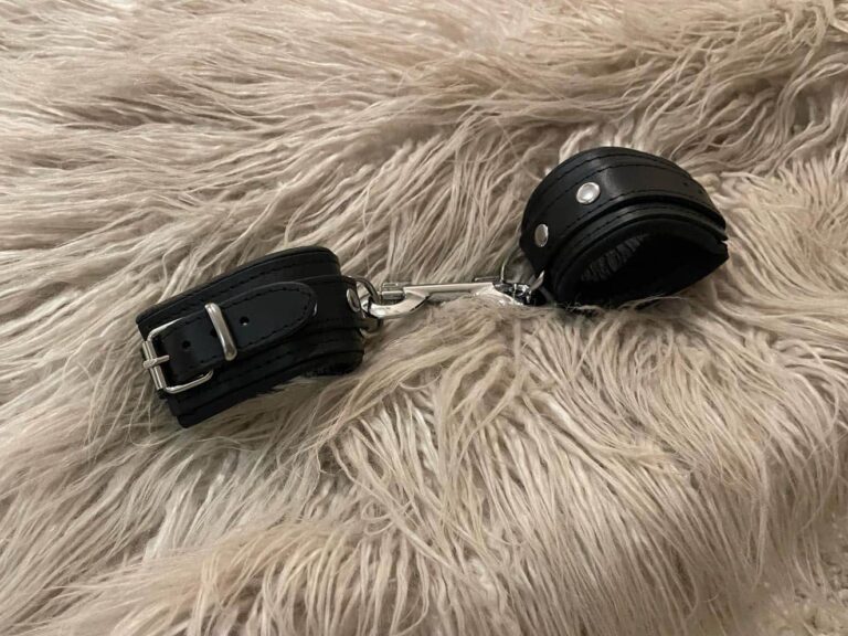 DOMINIX Deluxe Leather Wrist Cuffs - 