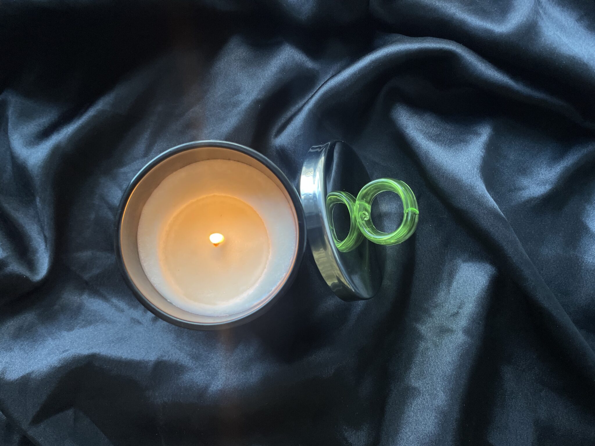 LELO Flickering Touch Massage Candle. Slide 8
