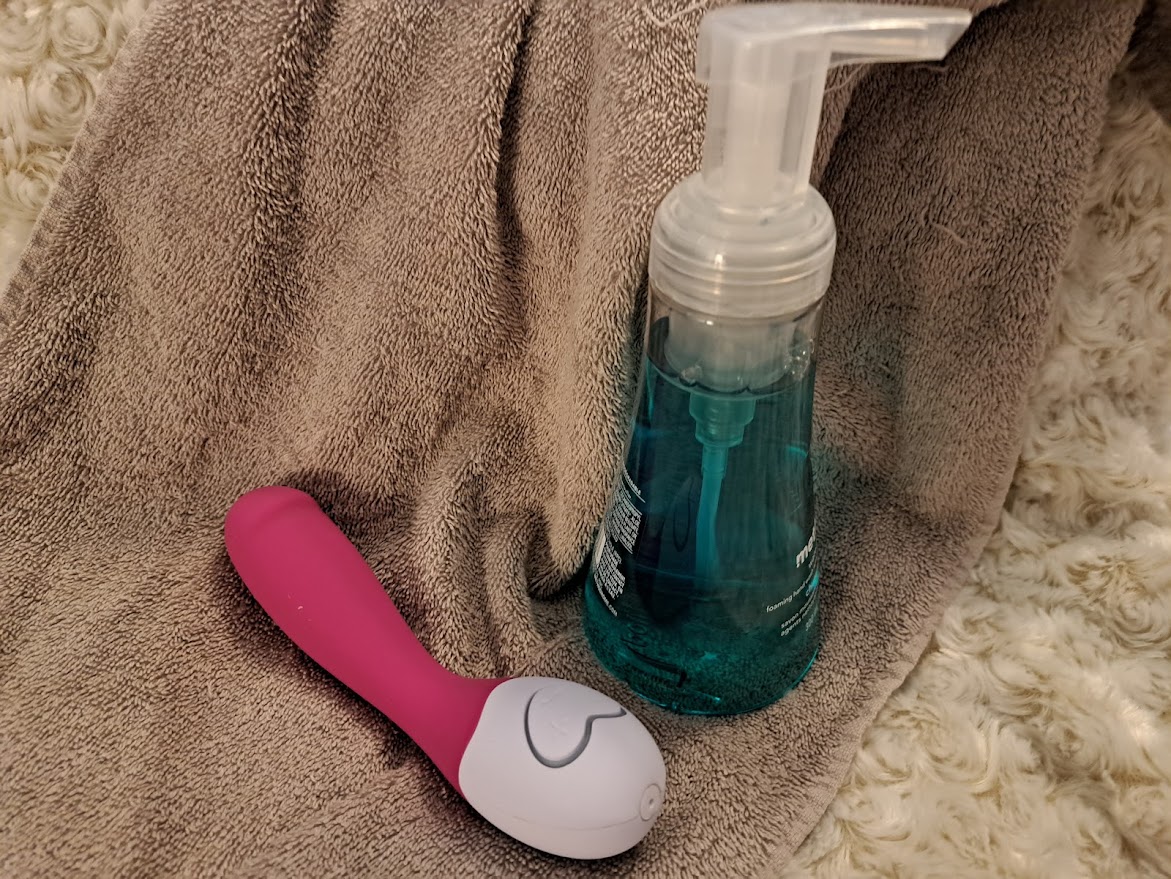 OhMiBod Lovelife & Cuddle G-Spot Vibrator Materials and care