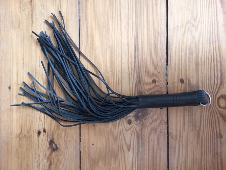 DOMINIX Deluxe Thick Leather Flogger - 