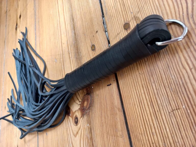 DOMINIX Deluxe Thick Leather Flogger - 