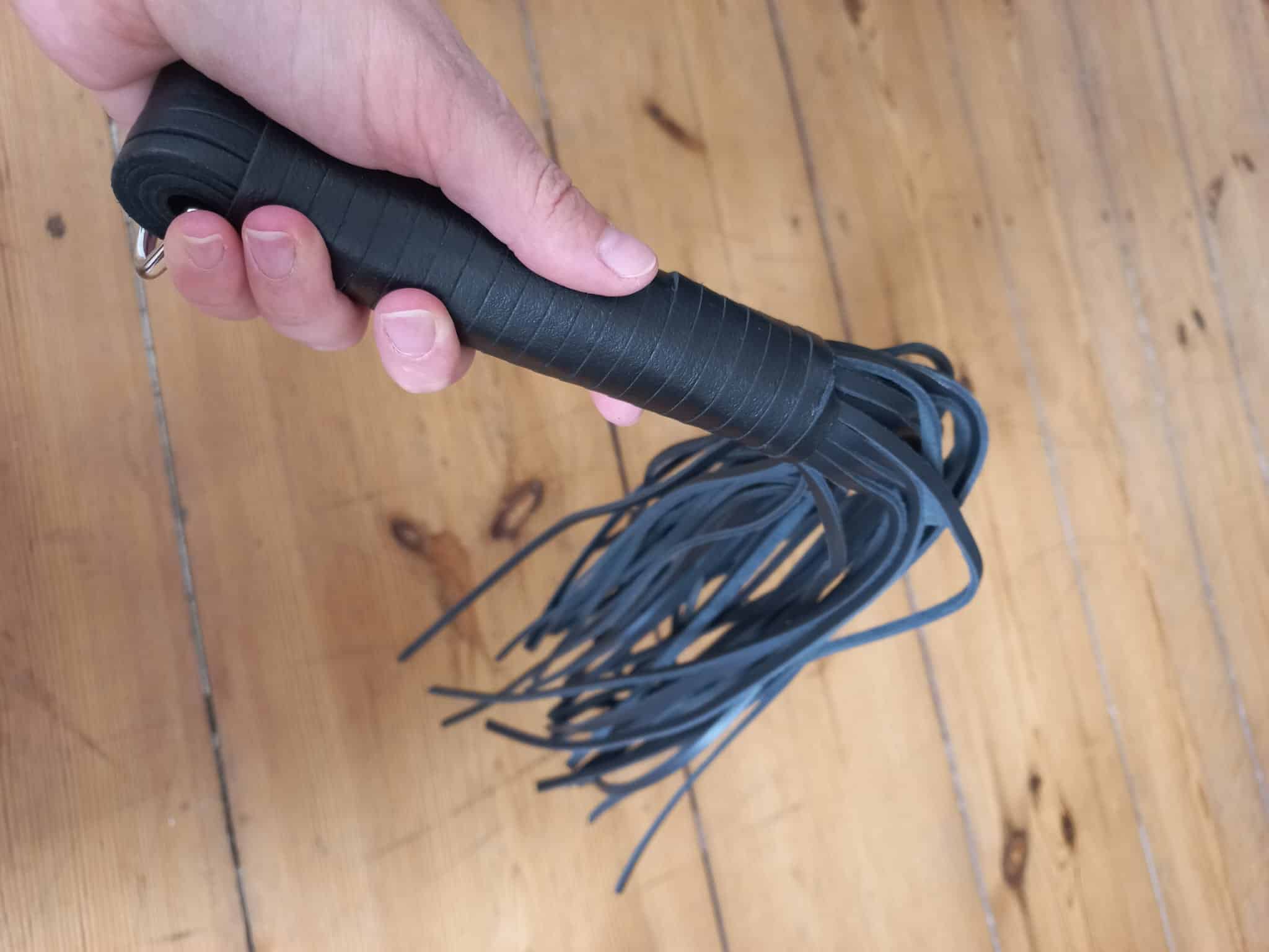 Dominix Deluxe Thick Leather Flogger. Slide 5