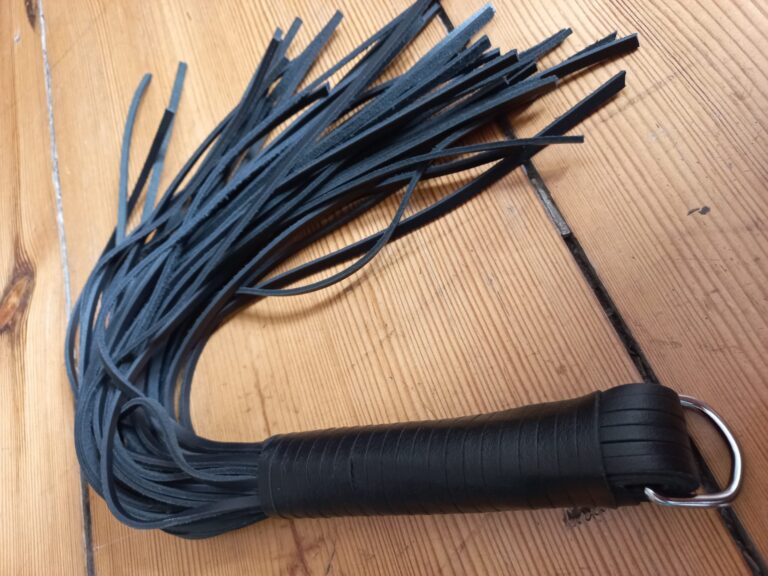 DOMINIX Deluxe Thick Leather Flogger - 