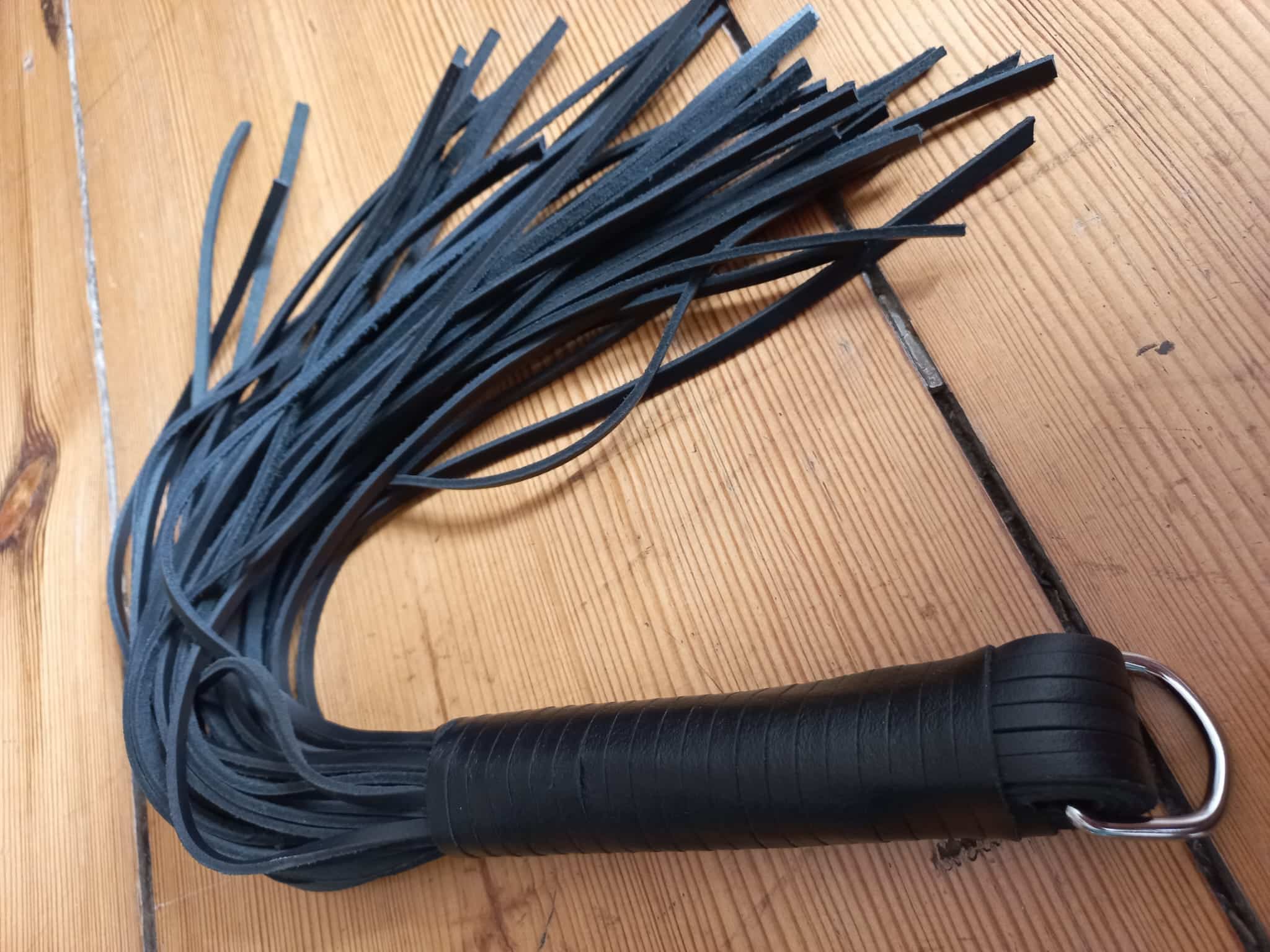 DOMINIX Deluxe Thick Leather Flogger. Slide 6