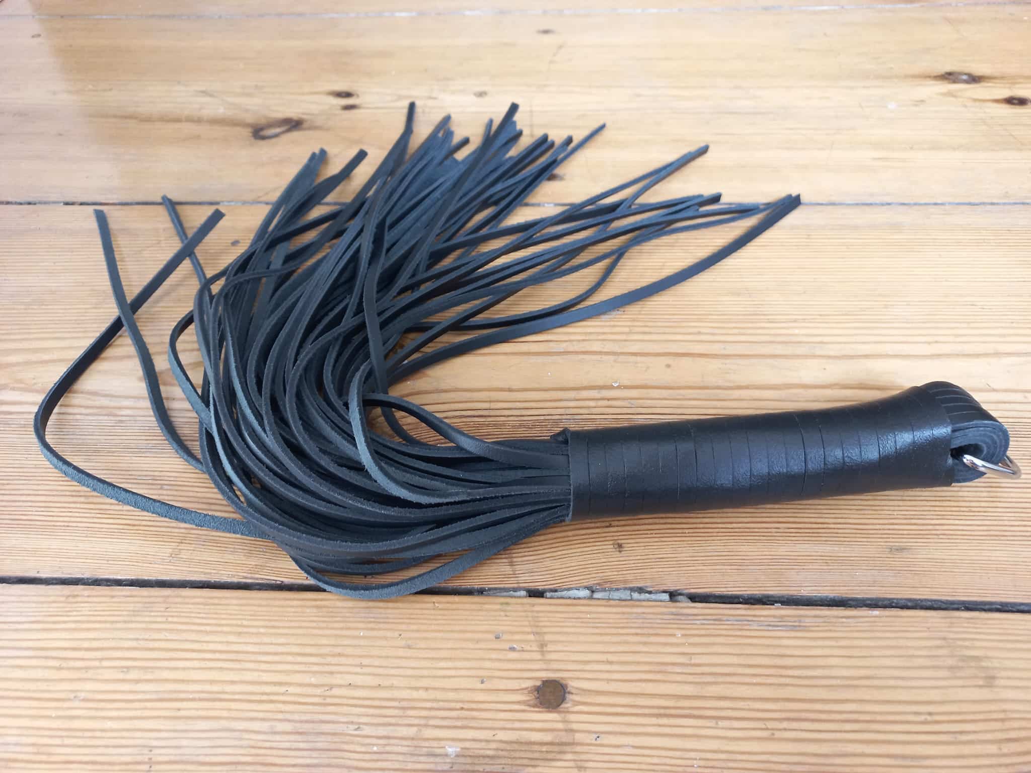 DOMINIX Deluxe Thick Leather Flogger Performance