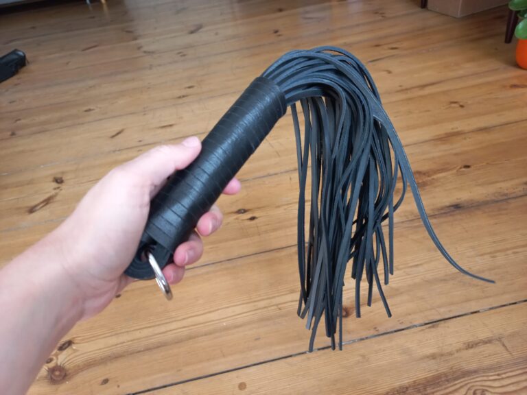 DOMINIX Deluxe Thick Leather Flogger - 