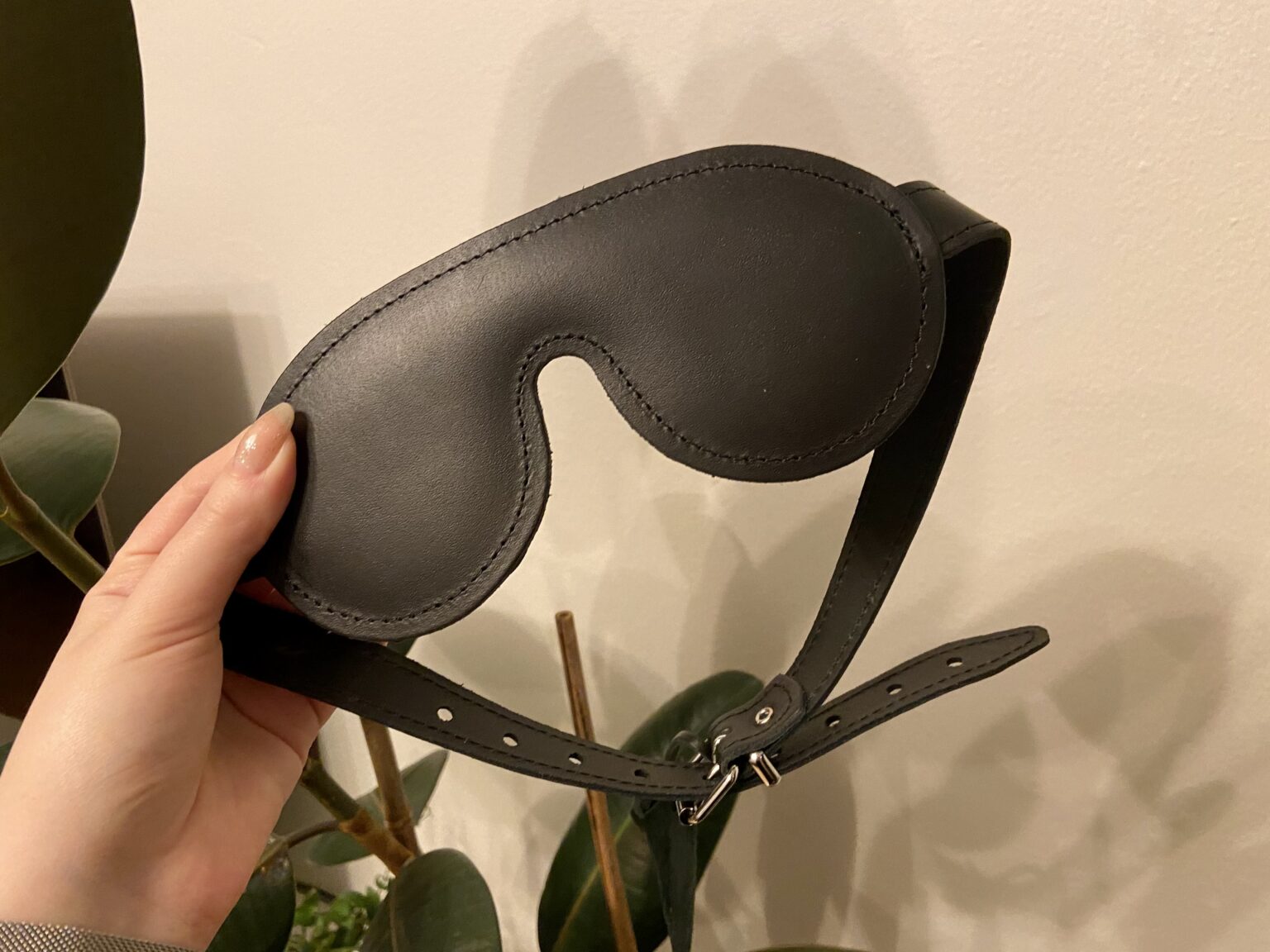 DOMINIX Deluxe Padded Leather Blindfold Review [Tried & Tested]