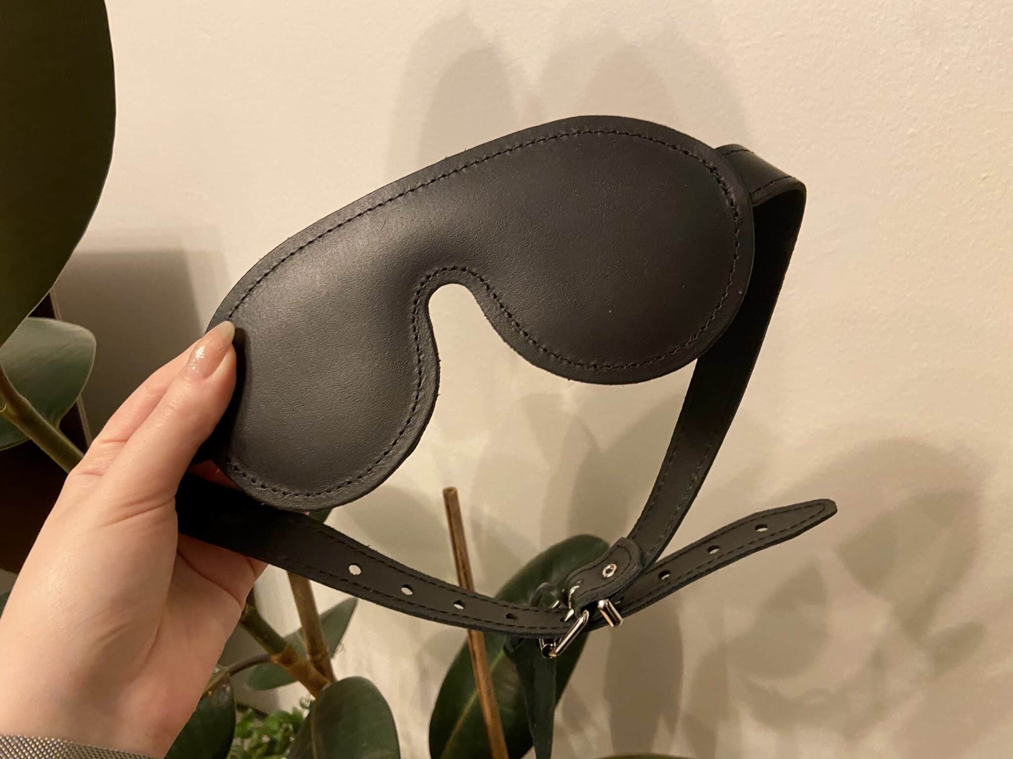 DOMINIX Deluxe Padded Leather Blindfold review